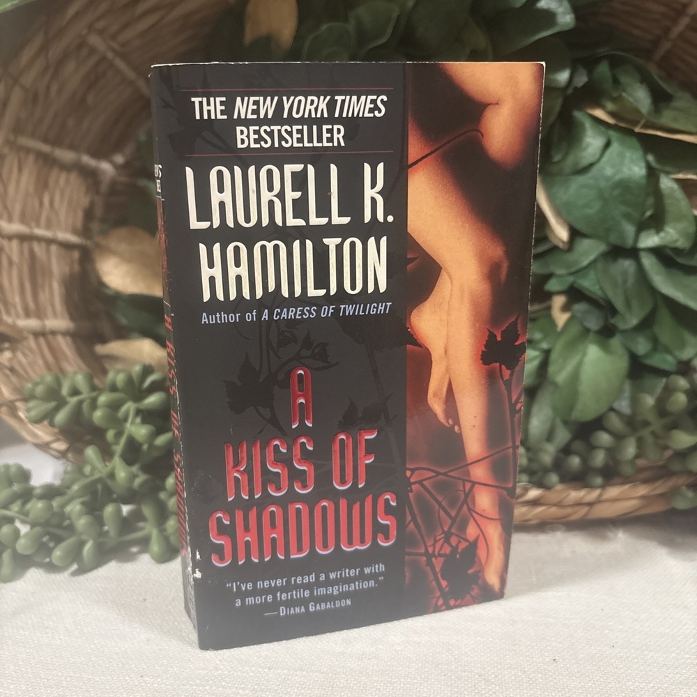 A Kiss of Shadows Meredith Gentry Book 1 Laurell K Hamilton Paperback 0345423402